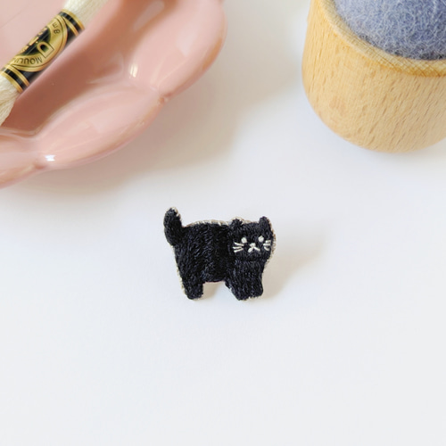 横向きねこ(黒猫) 刺繍ブローチ ブローチ mopsi 通販 19026475