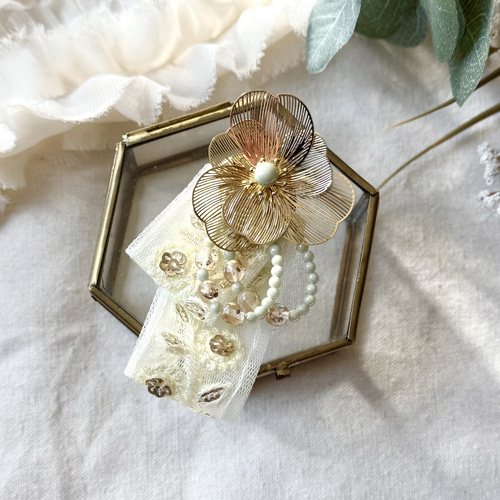 爽やかなゴールドフラワーとホワイトインド刺繍リボンのブローチ