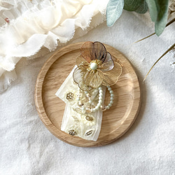 爽やかなゴールドフラワーとホワイトインド刺繍リボンのブローチ