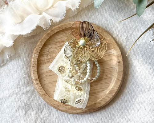 爽やかなゴールドフラワーとホワイトインド刺繍リボンのブローチ