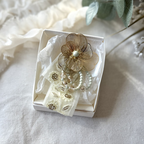 爽やかなゴールドフラワーとホワイトインド刺繍リボンのブローチ