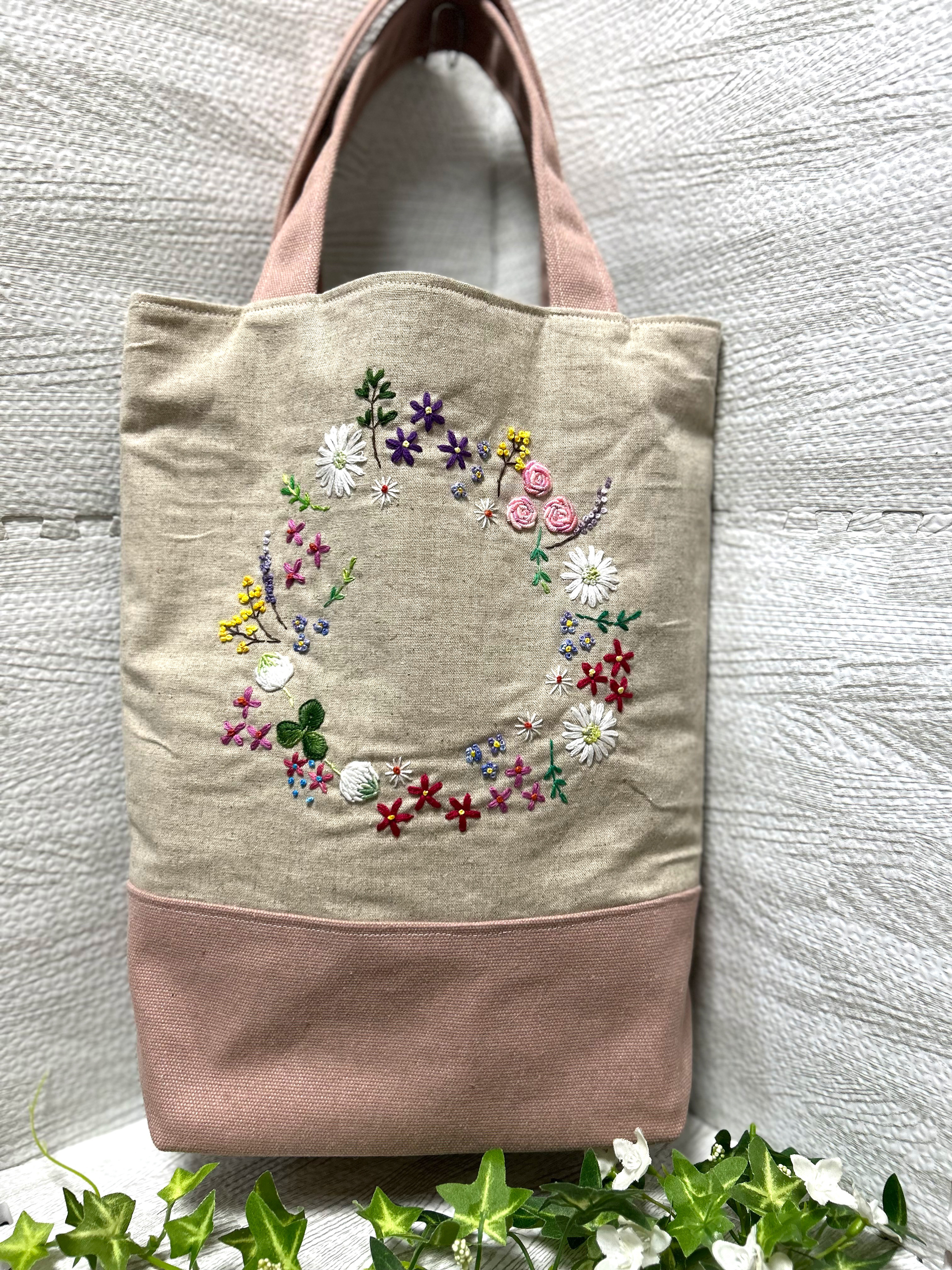 縦長の桃色トートバッグ