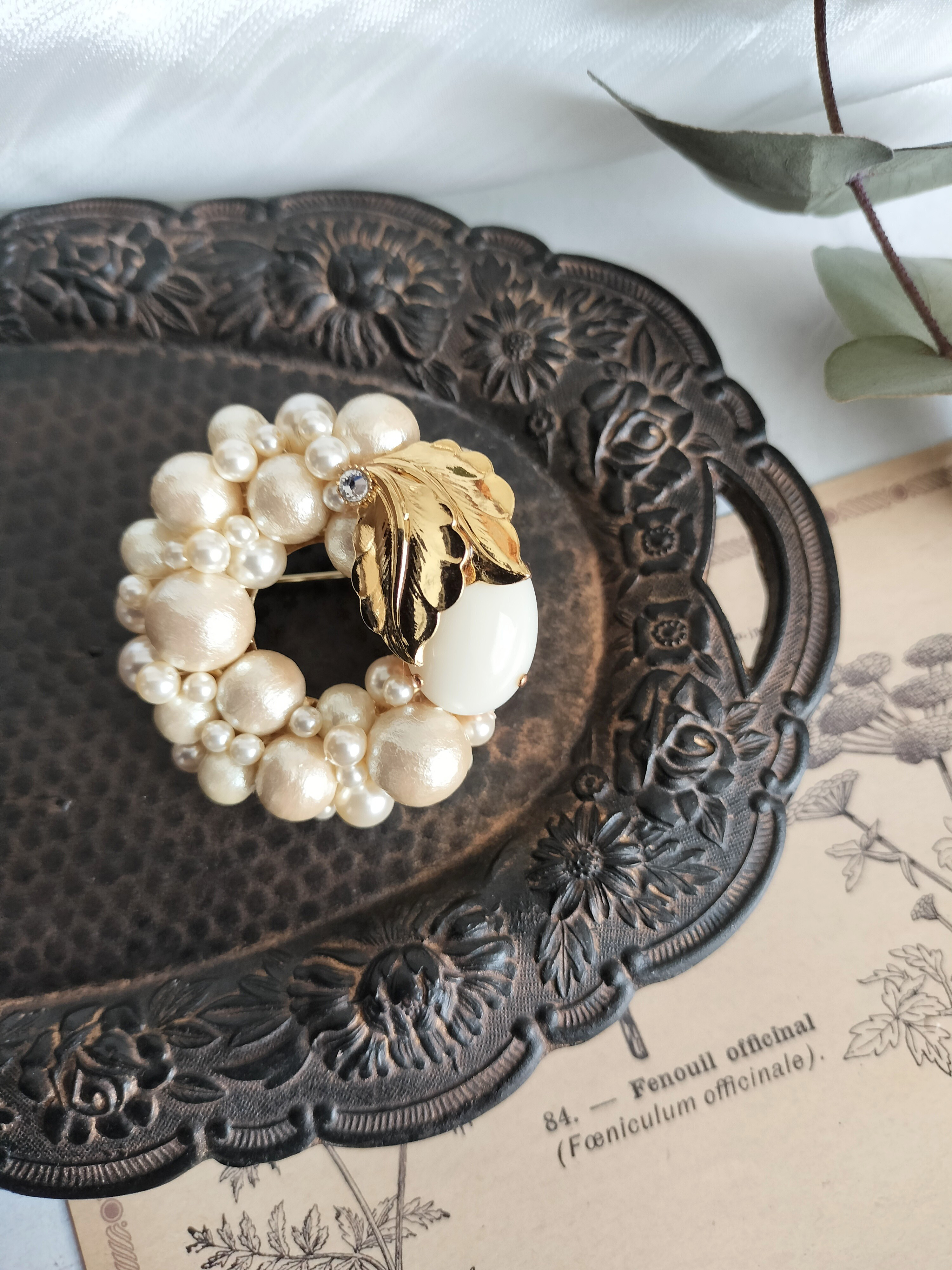 brooch　真鍮　リーフ　つぼみ　コットンパール　アイボリーホワイト　ブローチ