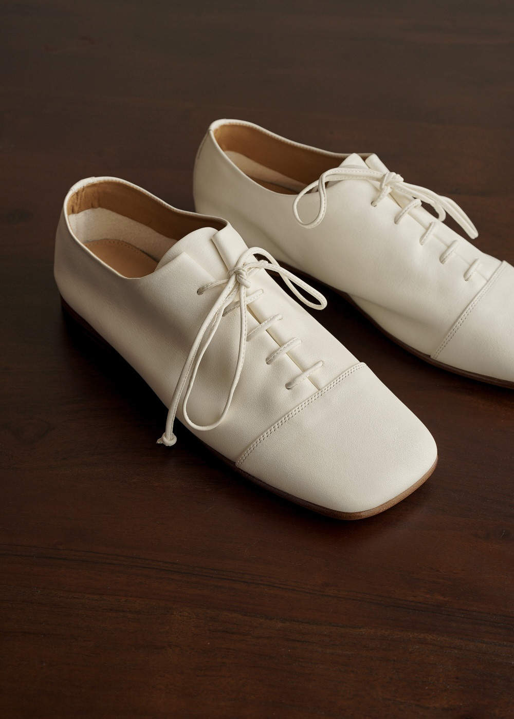 エレガントで柔らかなスクエアトゥレースアップラムレザーフラットシューズ（ホワイト）