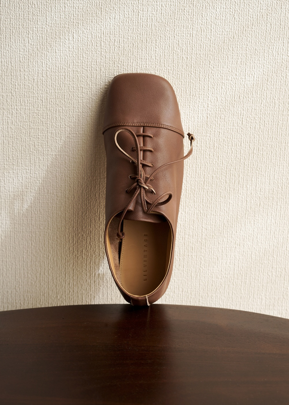 エレガントで柔らかなスクエアトゥレースアップラムレザーフラットシューズ（カフェオレ色）