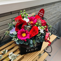 真っ赤なバラのアレンジ　プリザーブドフラワー　還暦御祝　敬老の日　ご結婚御祝 5枚目の画像