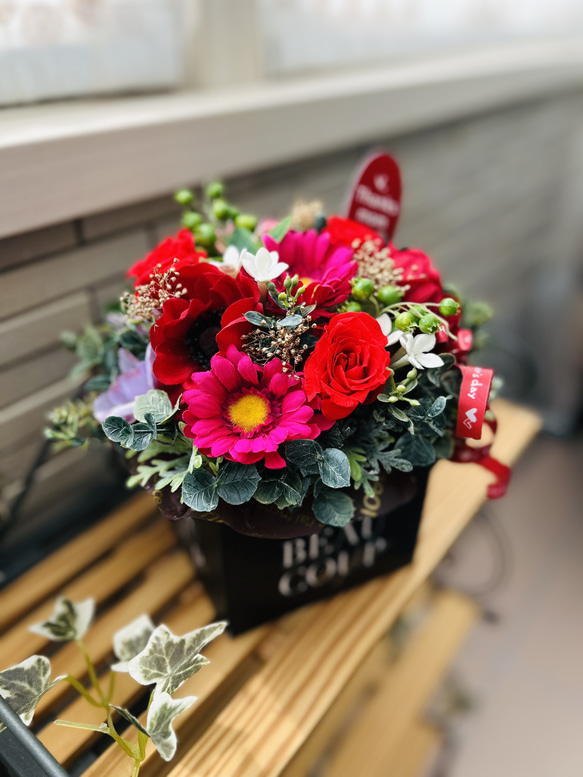 真っ赤なバラのアレンジ　プリザーブドフラワー　還暦御祝　敬老の日　ご結婚御祝 1枚目の画像