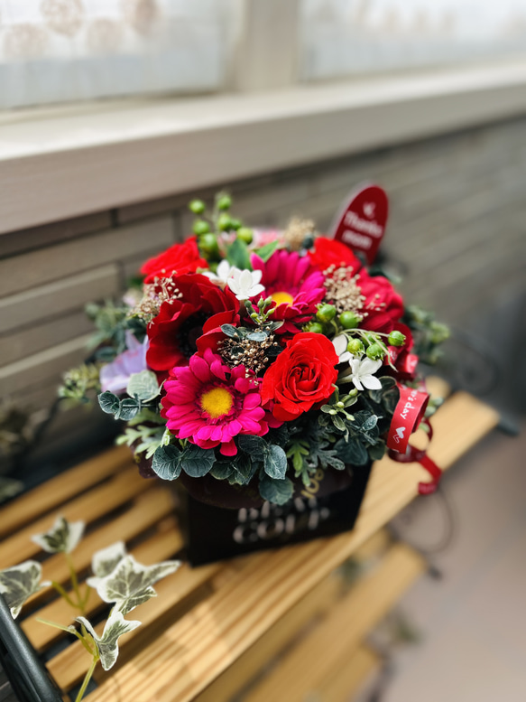 真っ赤なバラのアレンジ　プリザーブドフラワー　還暦御祝　敬老の日　ご結婚御祝 2枚目の画像