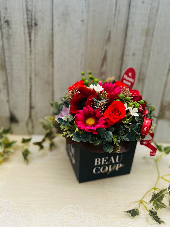 真っ赤なバラのアレンジ　プリザーブドフラワー　還暦御祝　敬老の日　ご結婚御祝 7枚目の画像