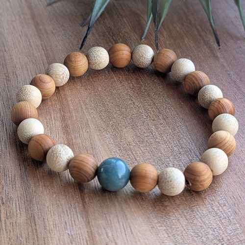 木製ビーズと翡翠のブレスレット 天然木]伊勢神宮御山杉×糸魚川翡翠