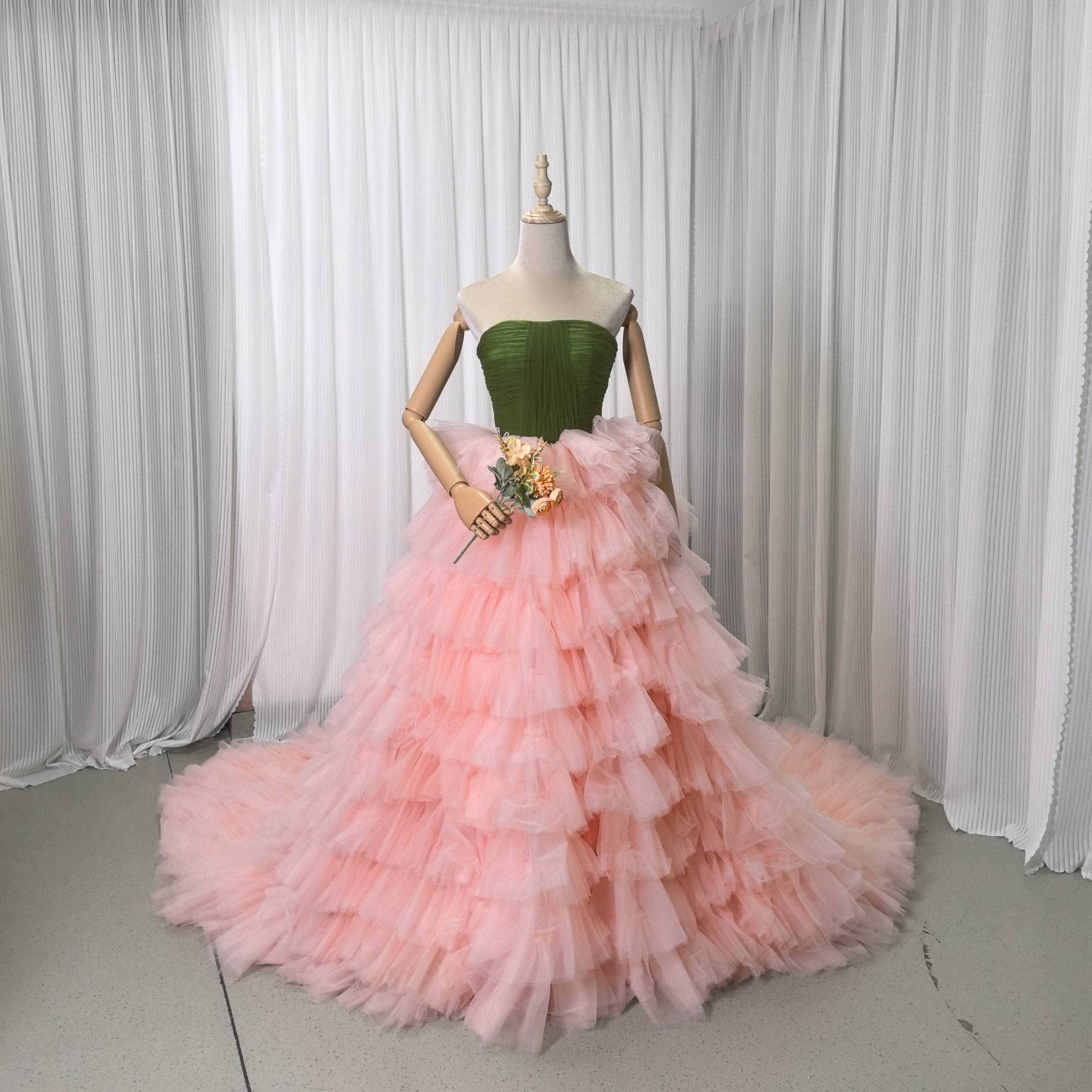 送料無料！カラードレス グリーン ピンク ベアトップ 編み上げ ティアードのドレス  プリンセスライン 結婚式