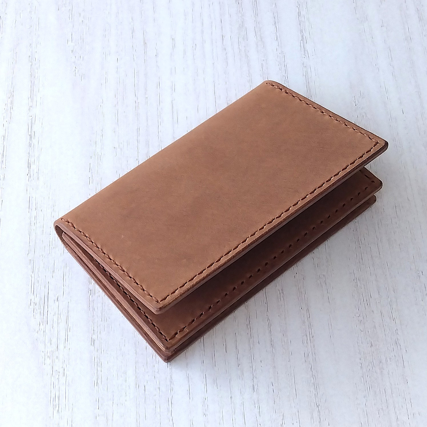 通しマチの本革名刺入れ　ブラウン（クオイオ）　テキサスversion