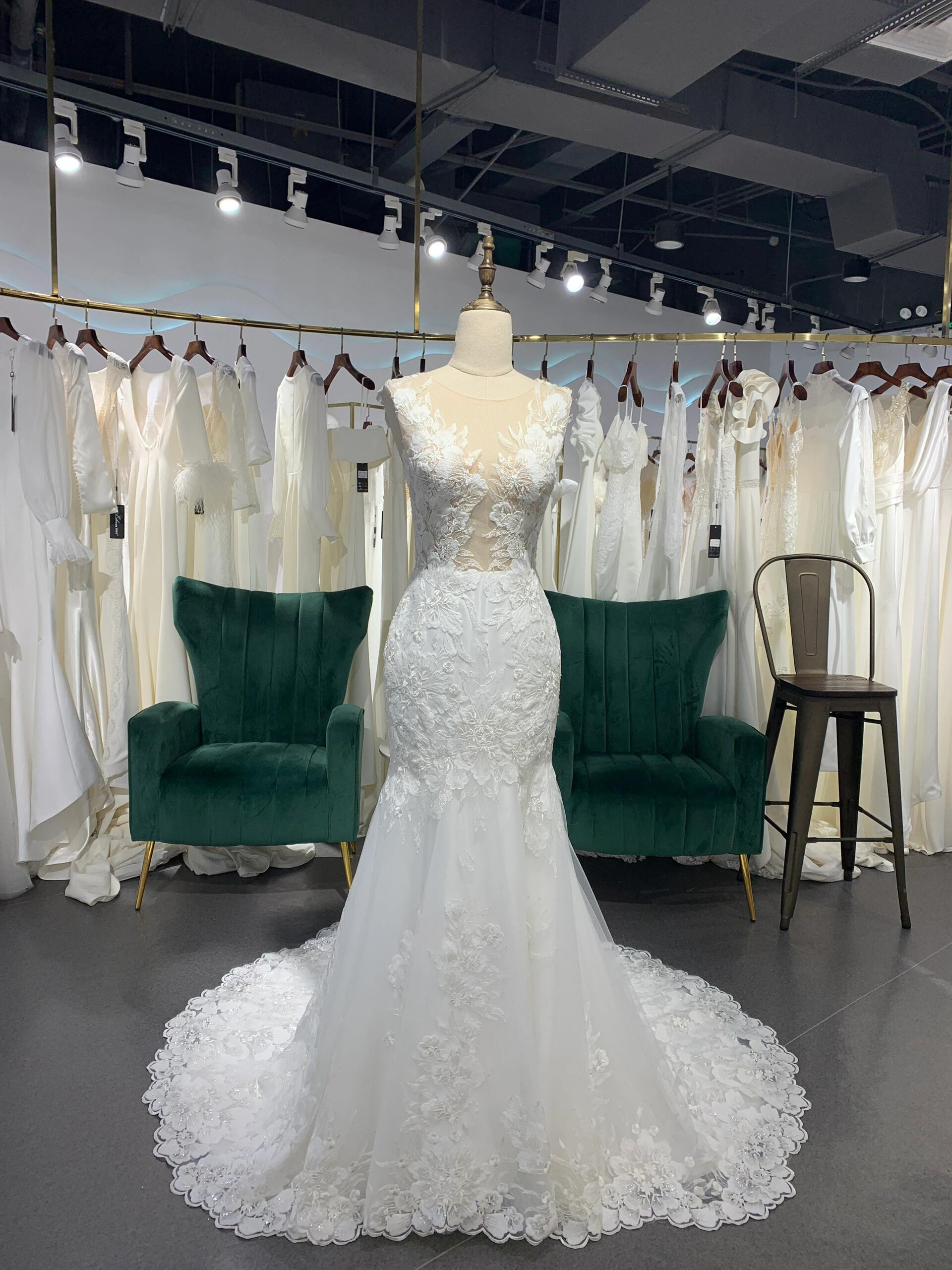 クイーンアンネック　白　袖無し　セクシー　vネック　贅沢な花総レース　裾にレース　ファスナーマーメイドドレス2次会前撮り