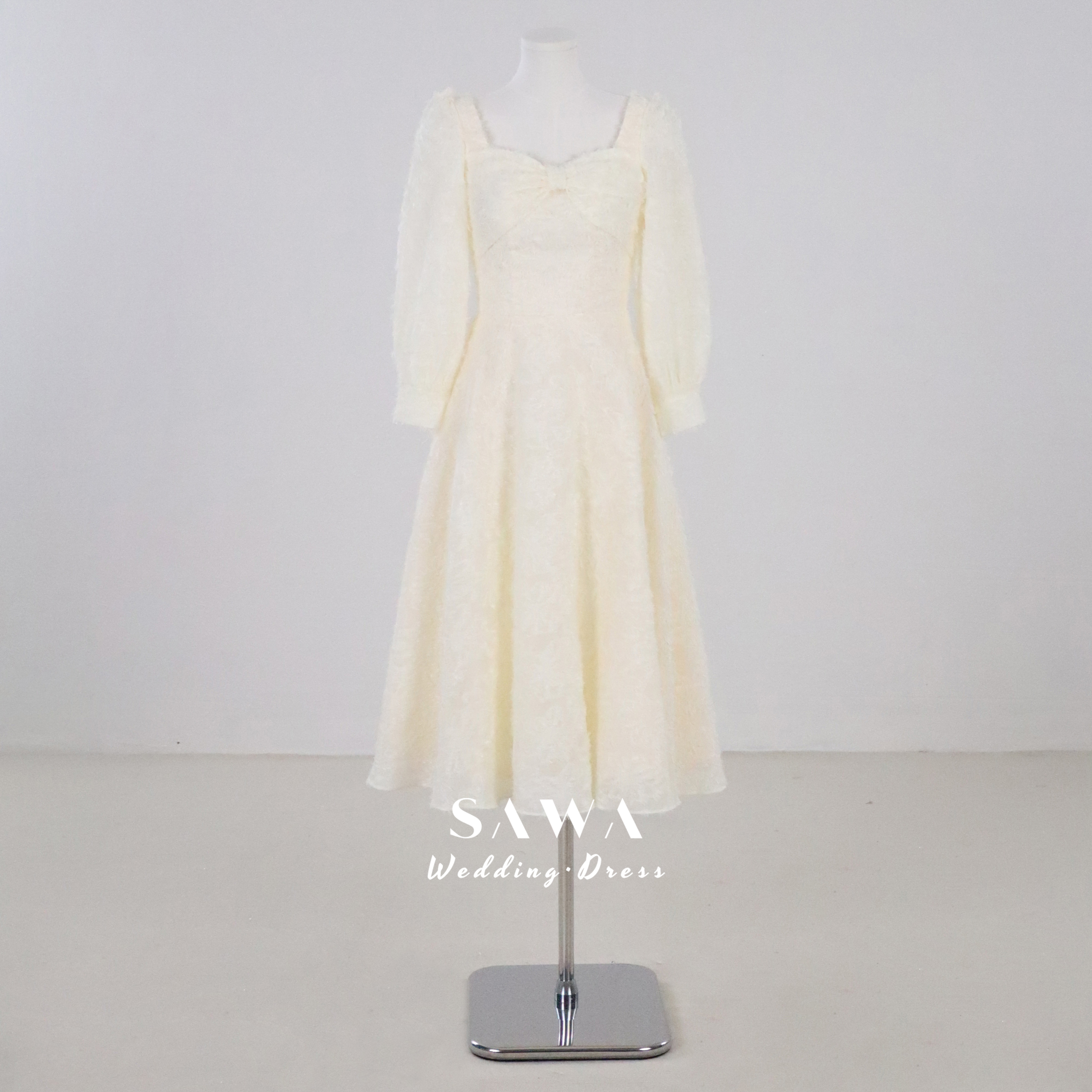 激安　オフホワイト　長袖　スクエアナック　優雅　ミモレ丈　編みあげ　柄あり　ジャカード織り素材感　成人式卒業式ワンピース