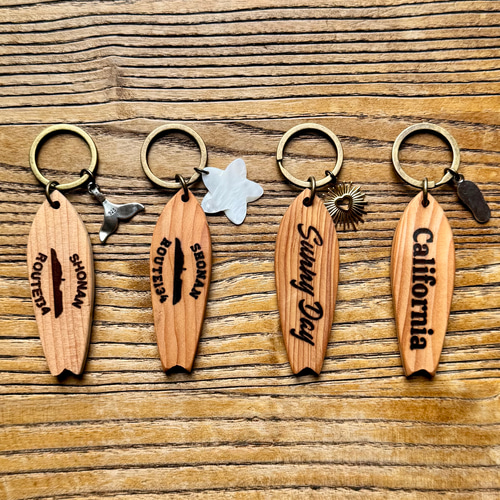 キーホルダー　サーフボード　海　波　レジン　オリジナル　ハンドメイド 受注制作＊サーフボードの海色キーホルダー✳︎海レジンアート