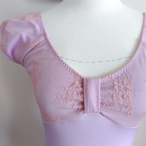 ラベンダー色の可愛いリボンをデザインした娘役風レオタード ピンクの