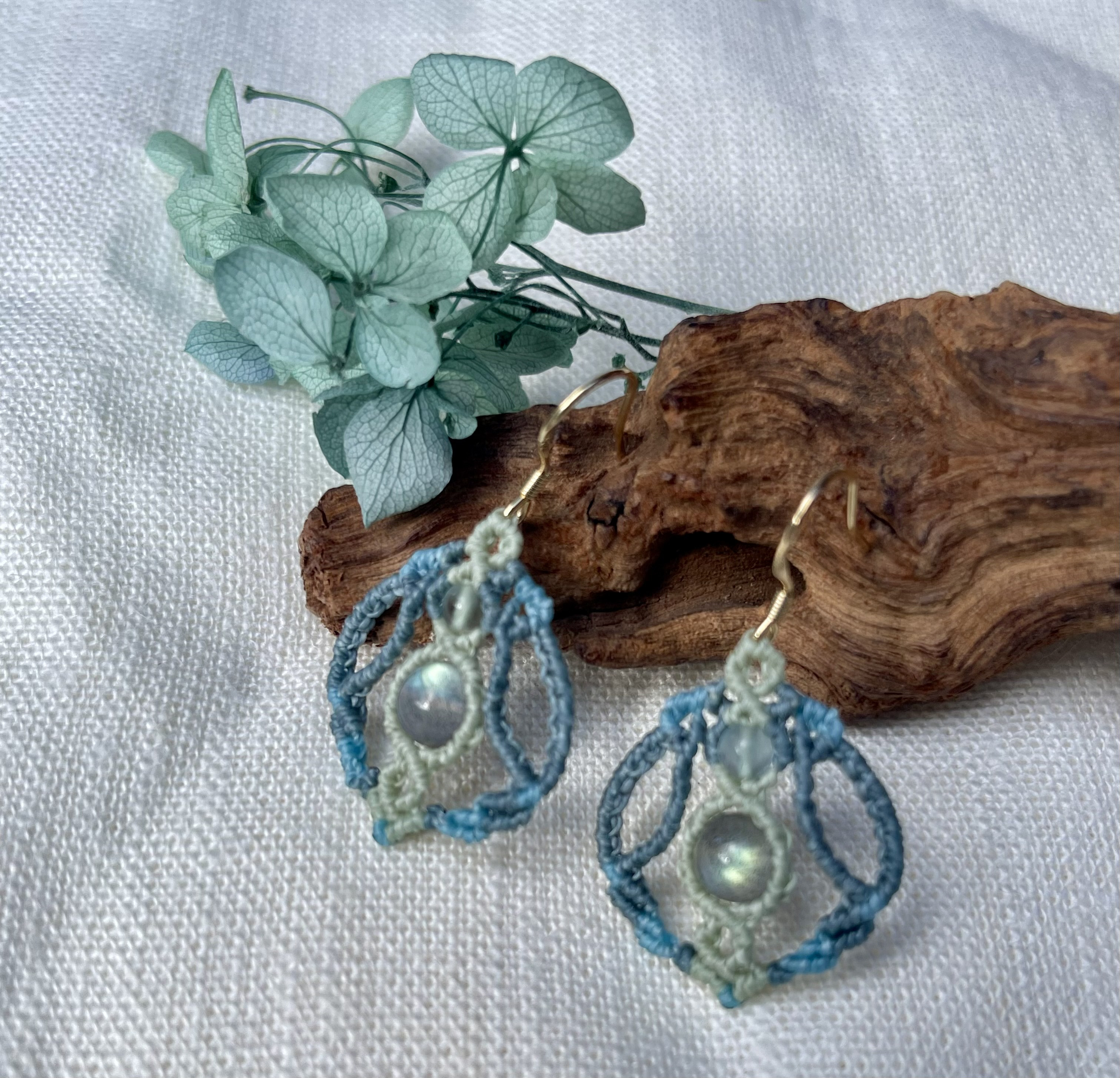 2025年春新作 天然石　ラブラドライト　(labradorite) マクラメピアス