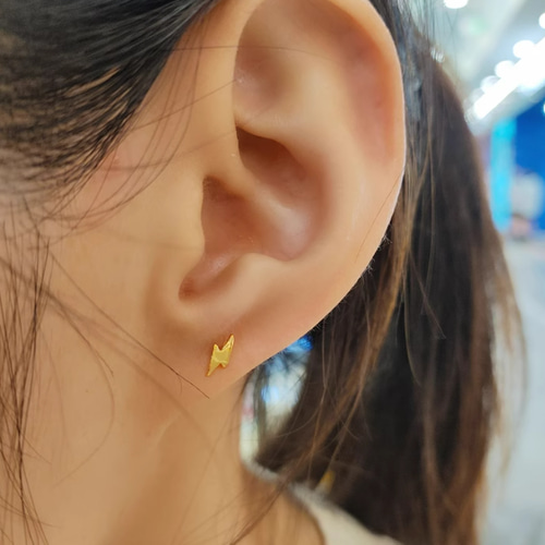 ダブレットオパールの稲妻ピアス　片耳ピアス／K10 K10オパールピアス｜ピアス｜アガット 公式オンラインストア