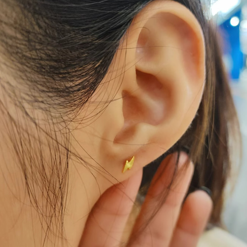 K24 スタッドピアス K24（片耳）24Kゴールドの稲妻ピアスK24純金スタッドピアス決断力を