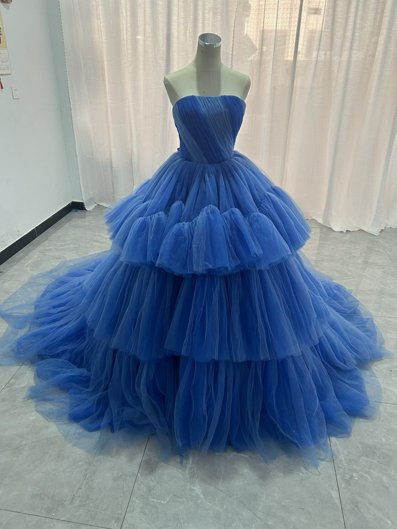 爽やかで優しいブルー カラードレス ベアトップ 柔らかく重ねたチュールスカート 前撮り