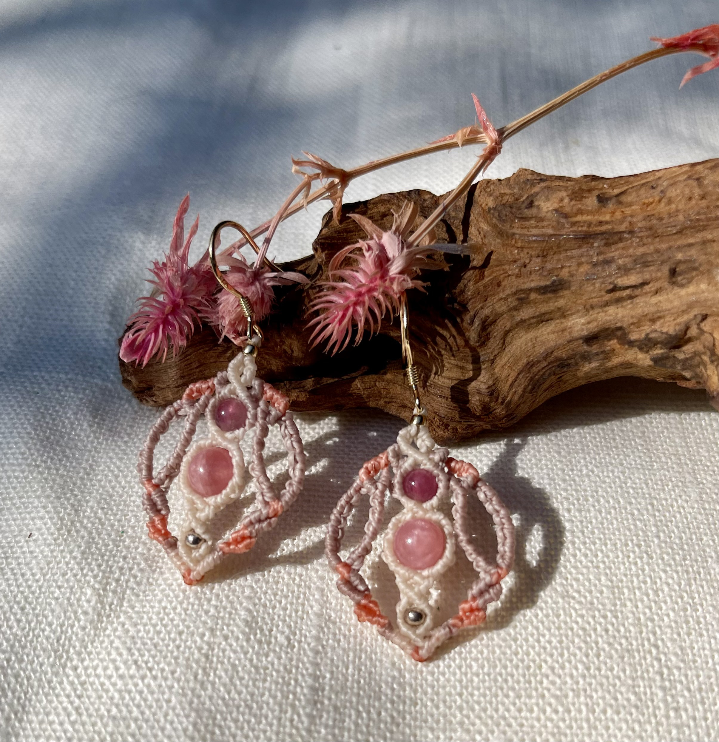 2025年春新作 天然石　ロードライト　(Rhodonite) マクラメ　ピアス