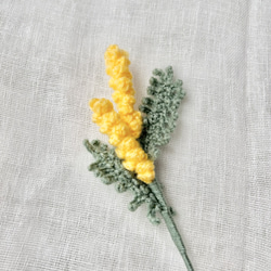 ❁オーダー承ります❁　かすみ草ブーケ　ミモザブーケ　手刺繍 スタイ オーダー承ります】かすみ草とミモザのブーケ 手刺繍 もくもく
