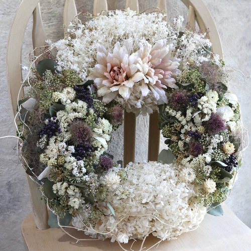 秋色紫陽花 白い小花と紫陽花の三日月リース 白い小花の紫陽花リース