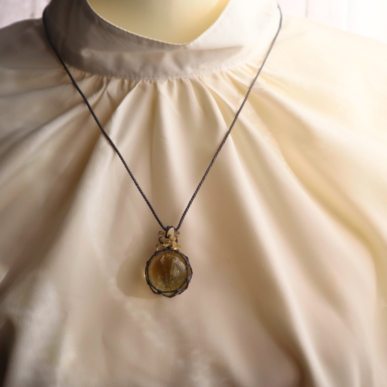 ペンダントトップ ネックレス シトリン 天然石 大きめ 丸玉   金属アレルギー対応 マクラメ 5102302 大人かわ