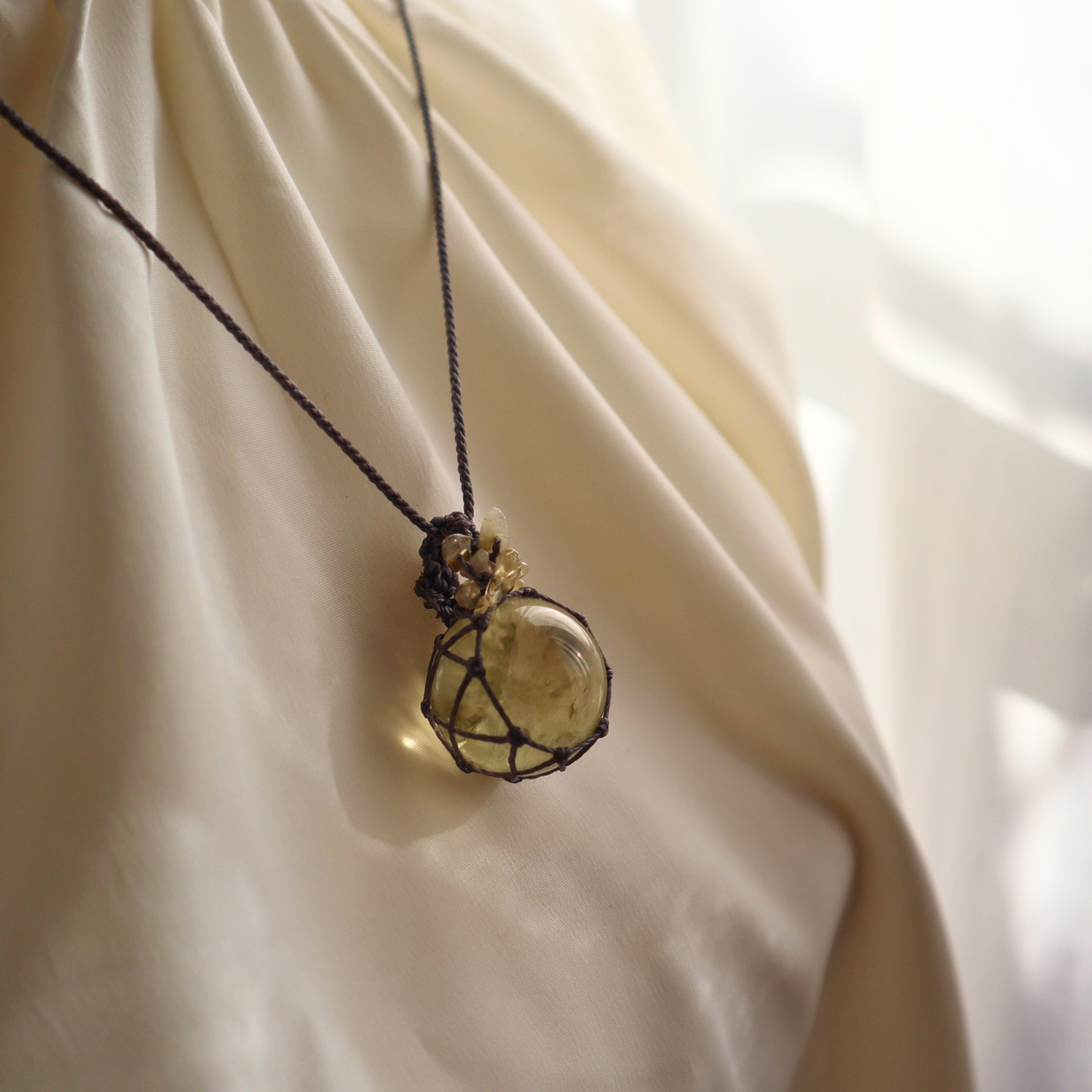 ペンダントトップ ネックレス シトリン 天然石 大きめ 丸玉   金属アレルギー対応 マクラメ 5102302 大人かわ