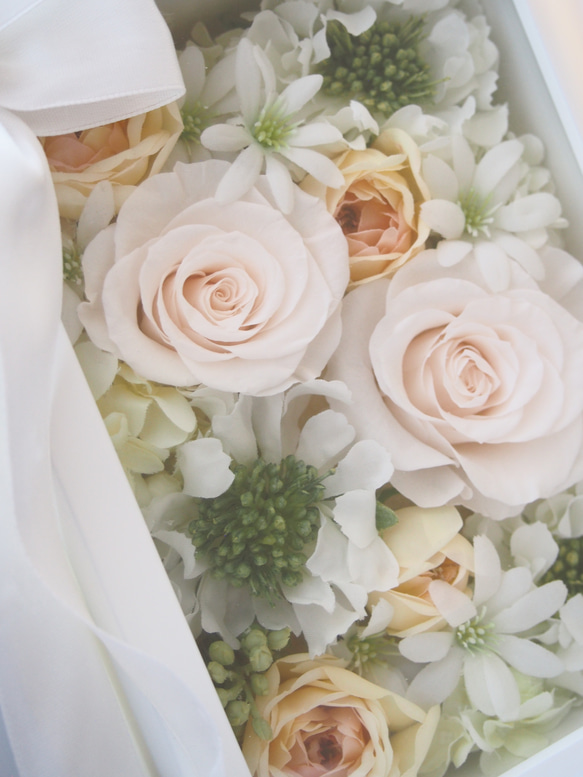 記念日に贈りたいフォトフレームアレンジ　 ローズ＆スカピオサ♪ 3枚目の画像