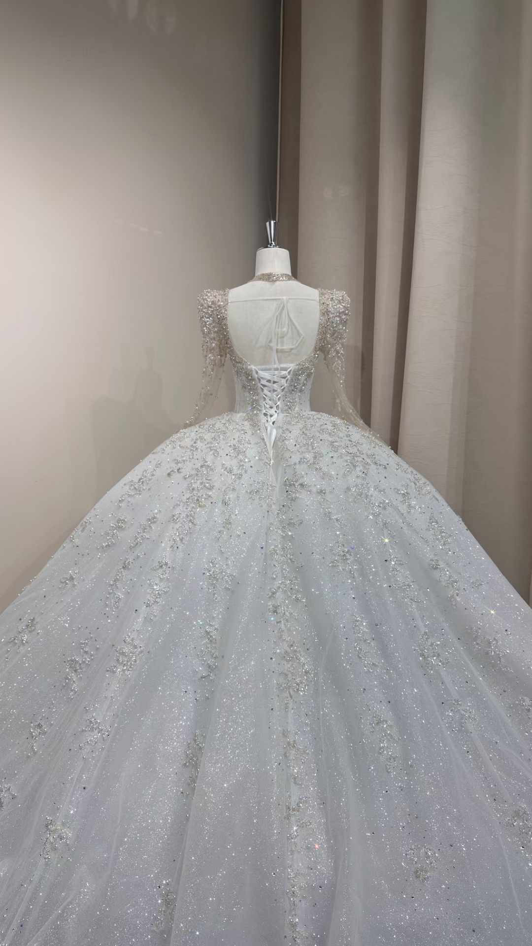 大人気上昇中！スクエアネック　ドレス全体キラキラ　可愛いウェディングドレス　白シンプル　ホワイト　背中見せる二次会前撮り