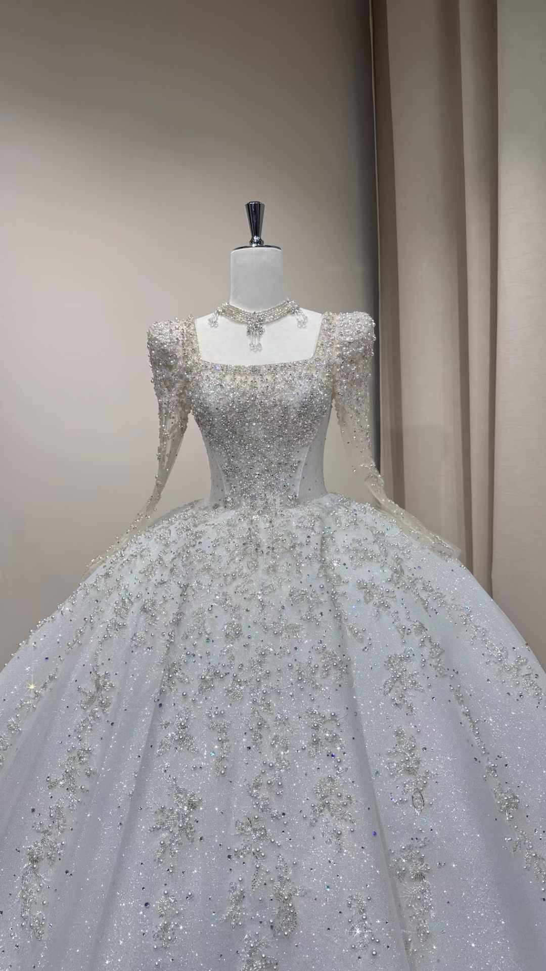 大人気上昇中！スクエアネック　ドレス全体キラキラ　可愛いウェディングドレス　白シンプル　ホワイト　背中見せる二次会前撮り