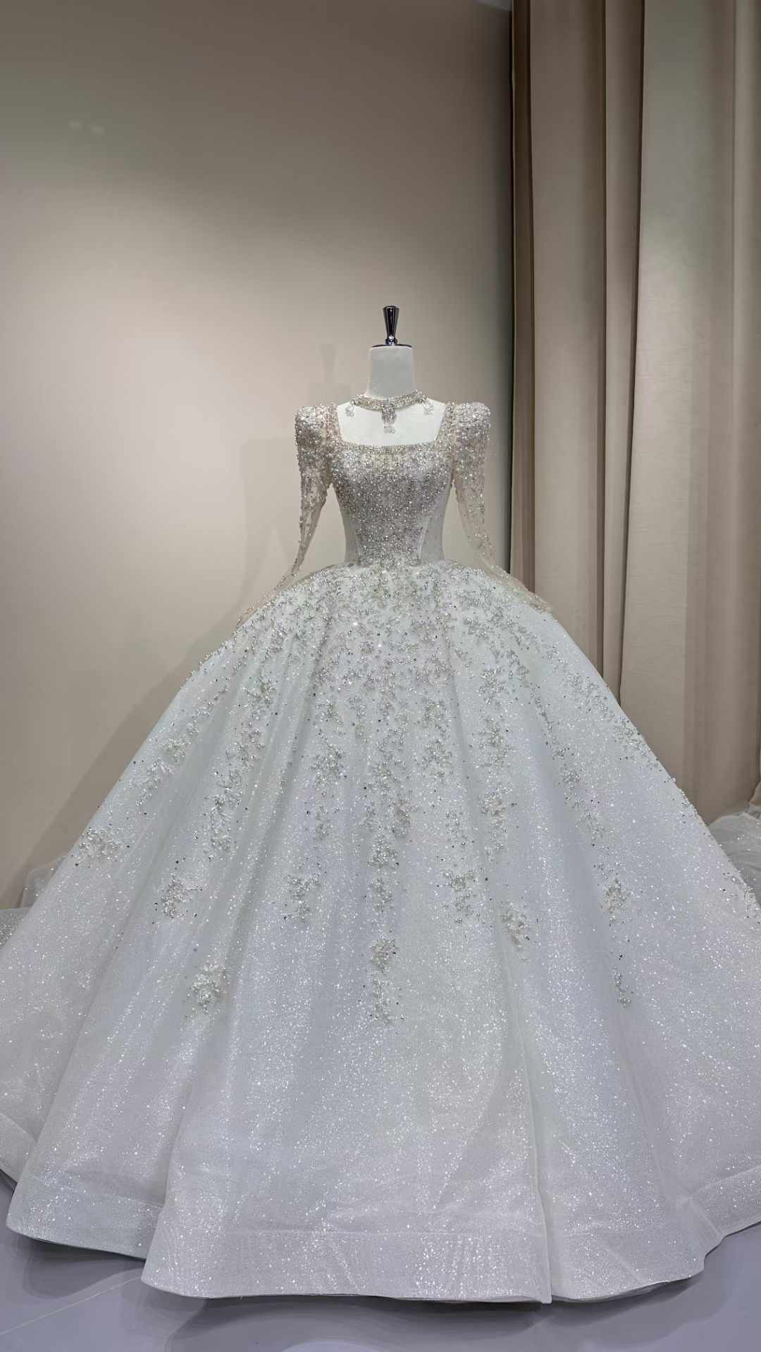 大人気上昇中！スクエアネック　ドレス全体キラキラ　可愛いウェディングドレス　白シンプル　ホワイト　背中見せる二次会前撮り