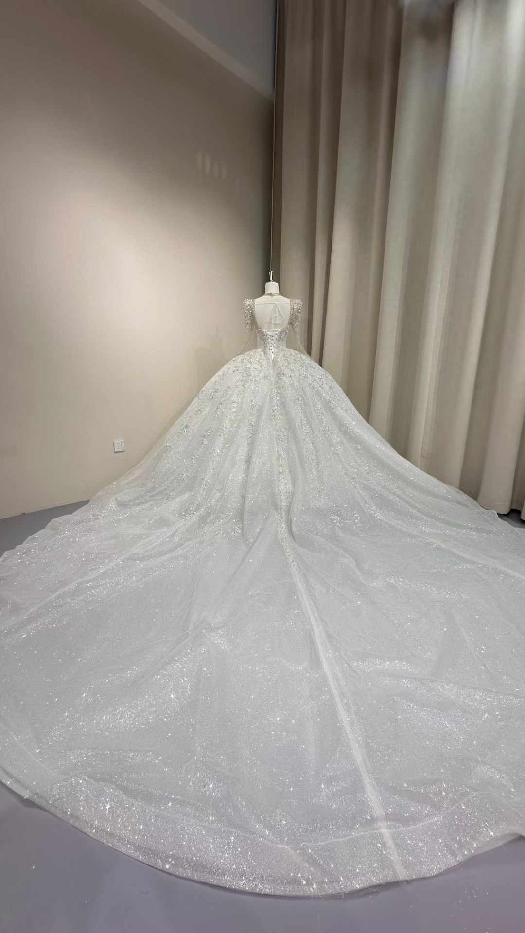 大人気上昇中！スクエアネック　ドレス全体キラキラ　可愛いウェディングドレス　白シンプル　ホワイト　背中見せる二次会前撮り