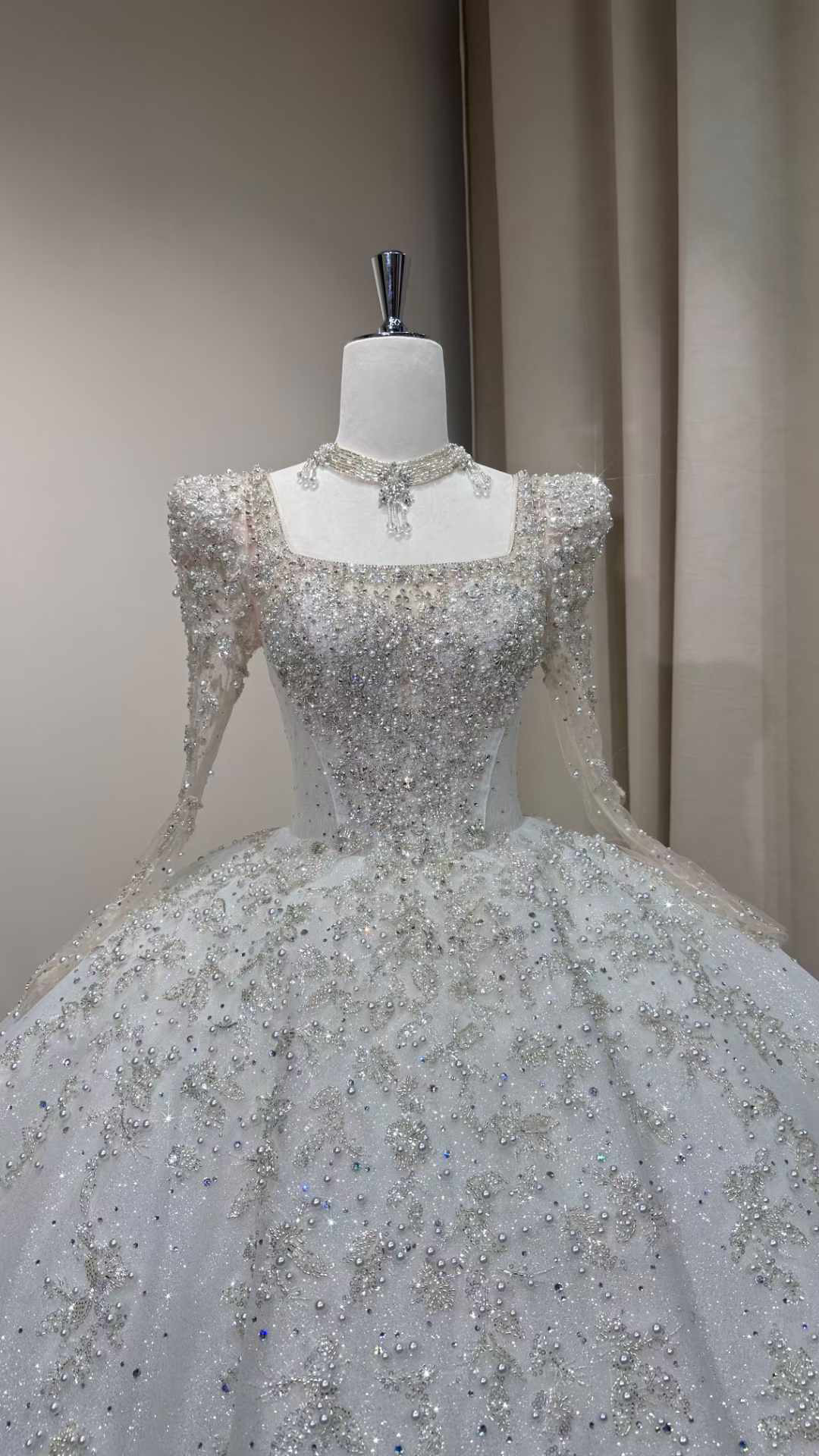 大人気上昇中！スクエアネック　ドレス全体キラキラ　可愛いウェディングドレス　白シンプル　ホワイト　背中見せる二次会前撮り