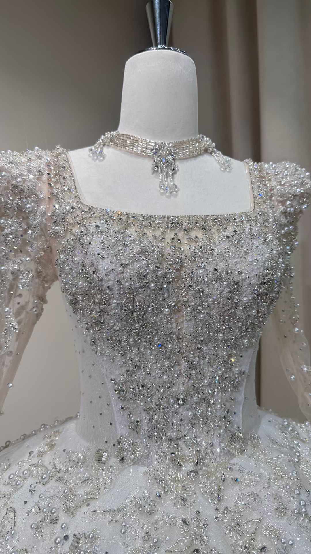 大人気上昇中！スクエアネック　ドレス全体キラキラ　可愛いウェディングドレス　白シンプル　ホワイト　背中見せる二次会前撮り