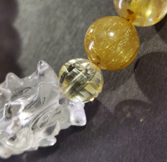 セール！まるで龍神が宿るかのような！5Aゴールドルチルクオーツ　究極のパワーブレス1点物 3枚目の画像