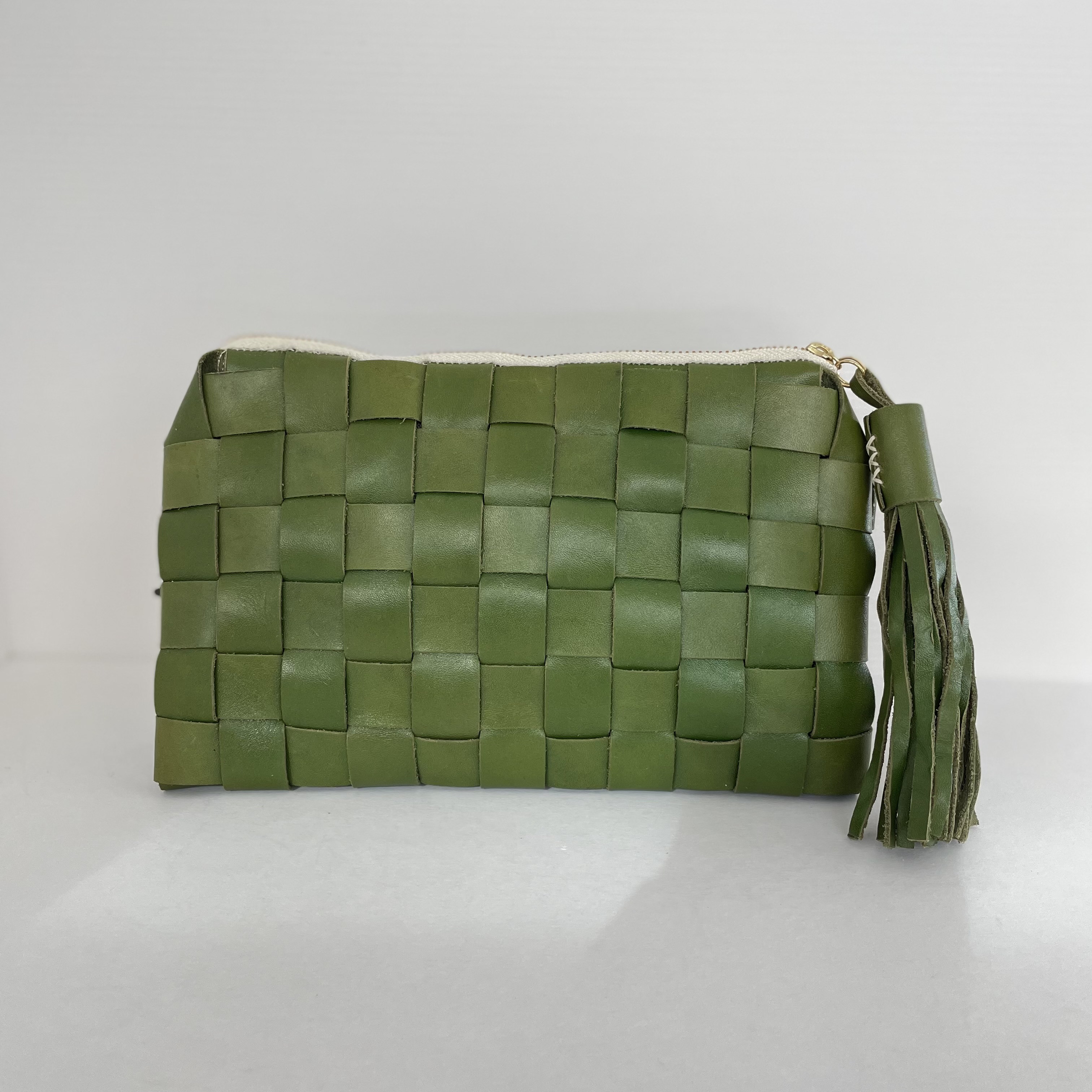 編み込みレザーのポーチ　[グリーン]