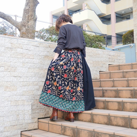 2025年新款 * 免運費 * 三種長度可選 * 吸睛的“3D效果”x“花卉刺繡” * 可換長裙 * 有襯裡 * 黑色 第11張的照片