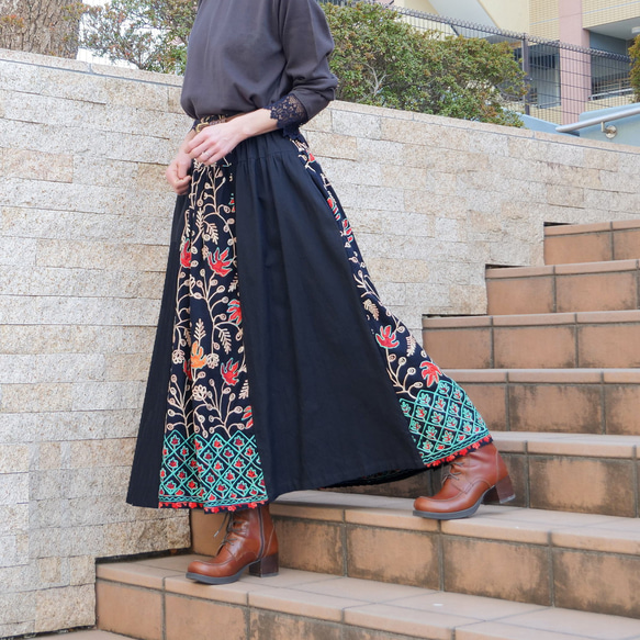 2025年新款 * 免運費 * 三種長度可選 * 吸睛的“3D效果”x“花卉刺繡” * 可換長裙 * 有襯裡 * 黑色 第10張的照片