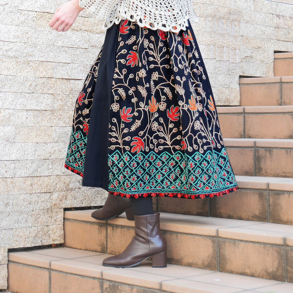 2025年新款 * 免運費 * 三種長度可選 * 吸睛的“3D效果”x“花卉刺繡” * 可換長裙 * 有襯裡 * 黑色 第5張的照片