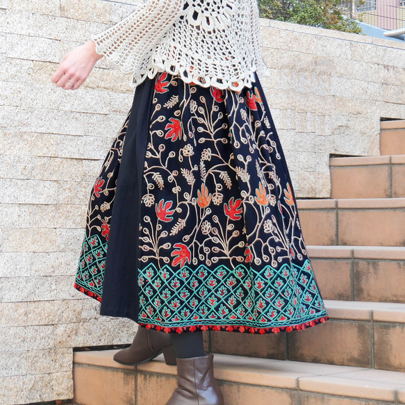 2025年新款 * 免運費 * 三種長度可選 * 吸睛的“3D效果”x“花卉刺繡” * 可換長裙 * 有襯裡 * 黑色 第1張的照片