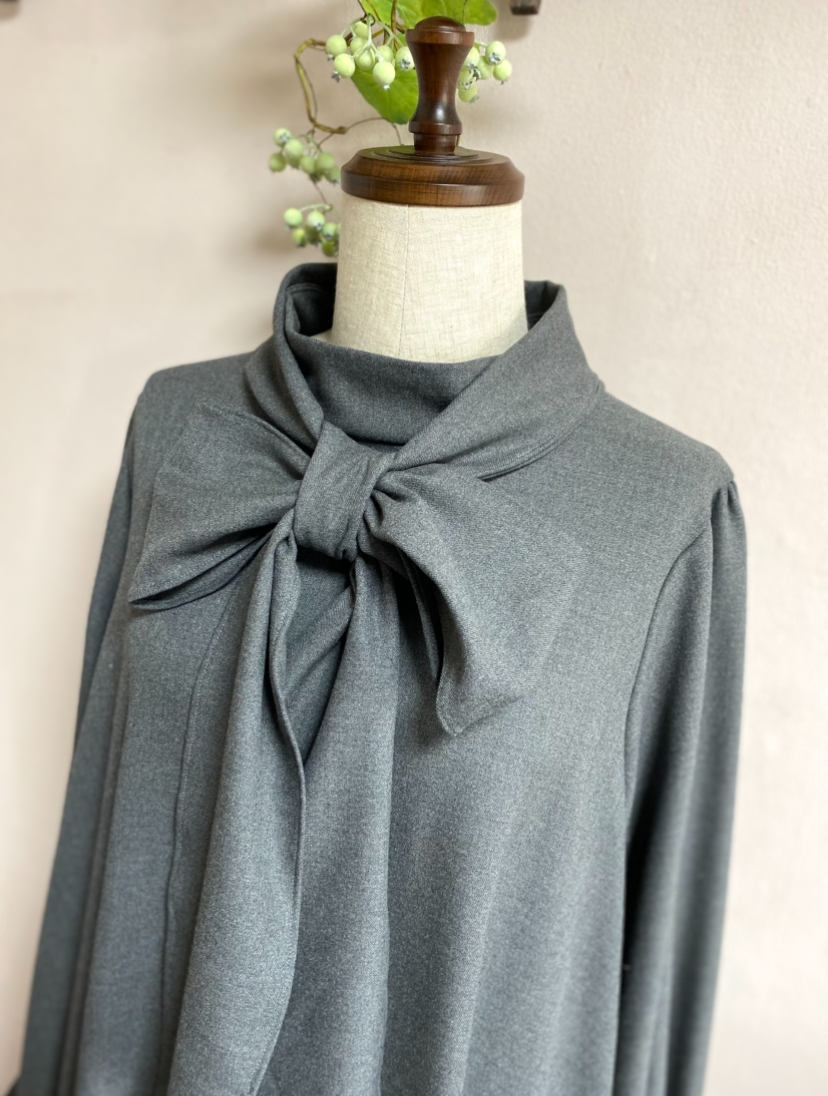 《大きいサイズ》　ゆったりスタンドカラー　ボウタイＡラインワンピース　杢チャコールグレー　Ｌ•ＬＬ•１３号