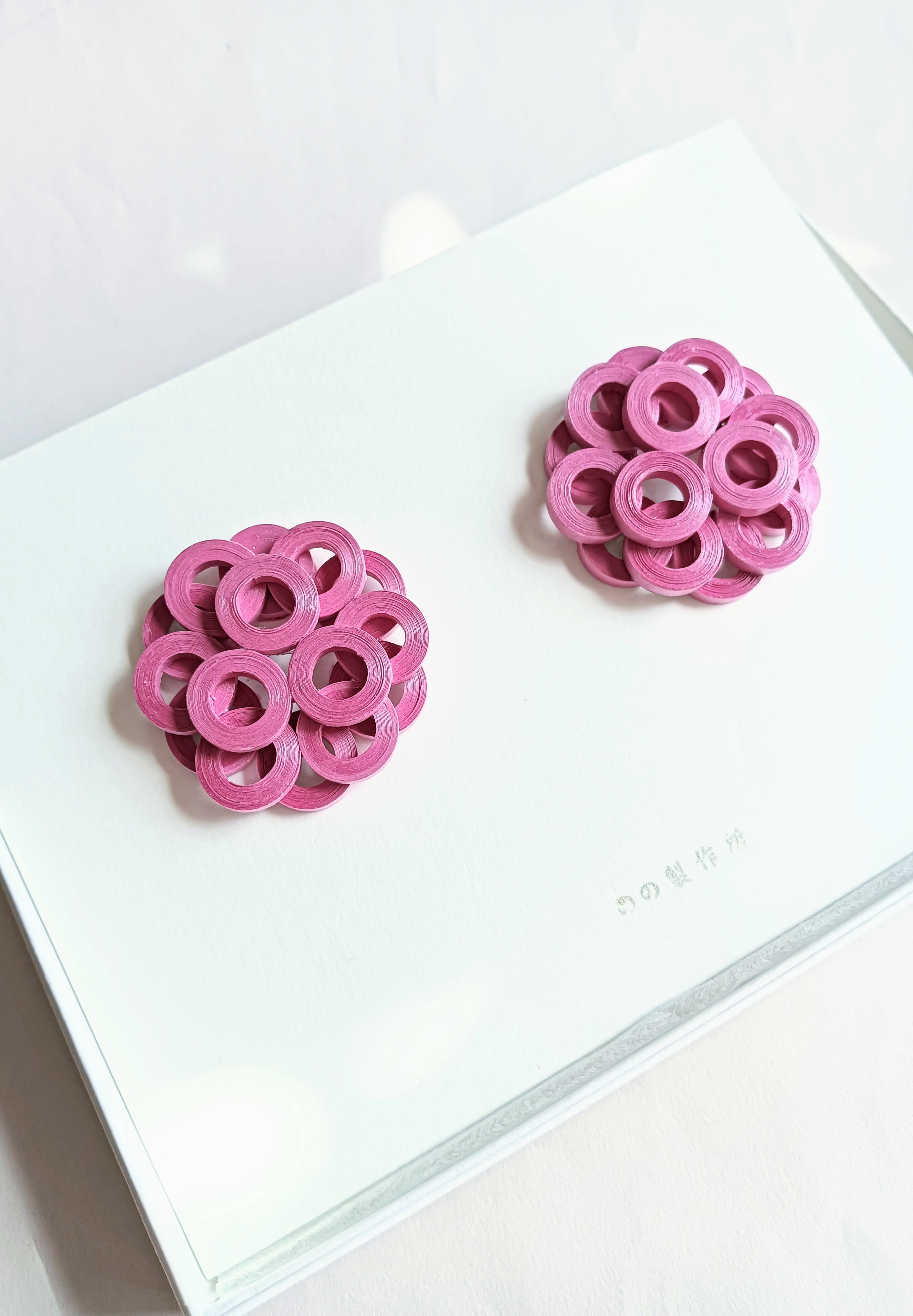 大ぶり紙アートサークルピアス(イヤリング)　辛口ピンク・個性的な大人のアクセ　金属アレルギー対応可