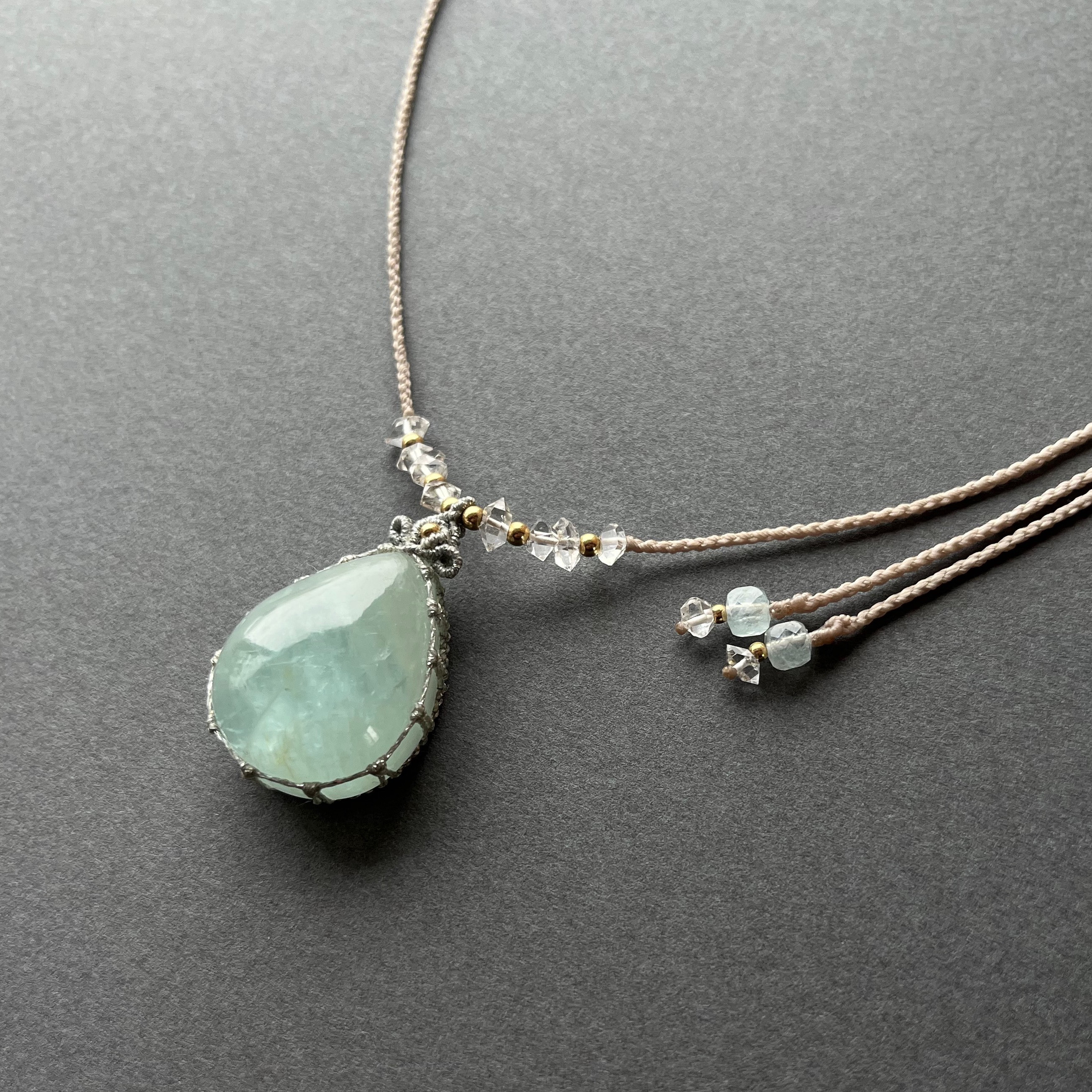 アクアマリンのマクラメ編み 天然石ネックレス