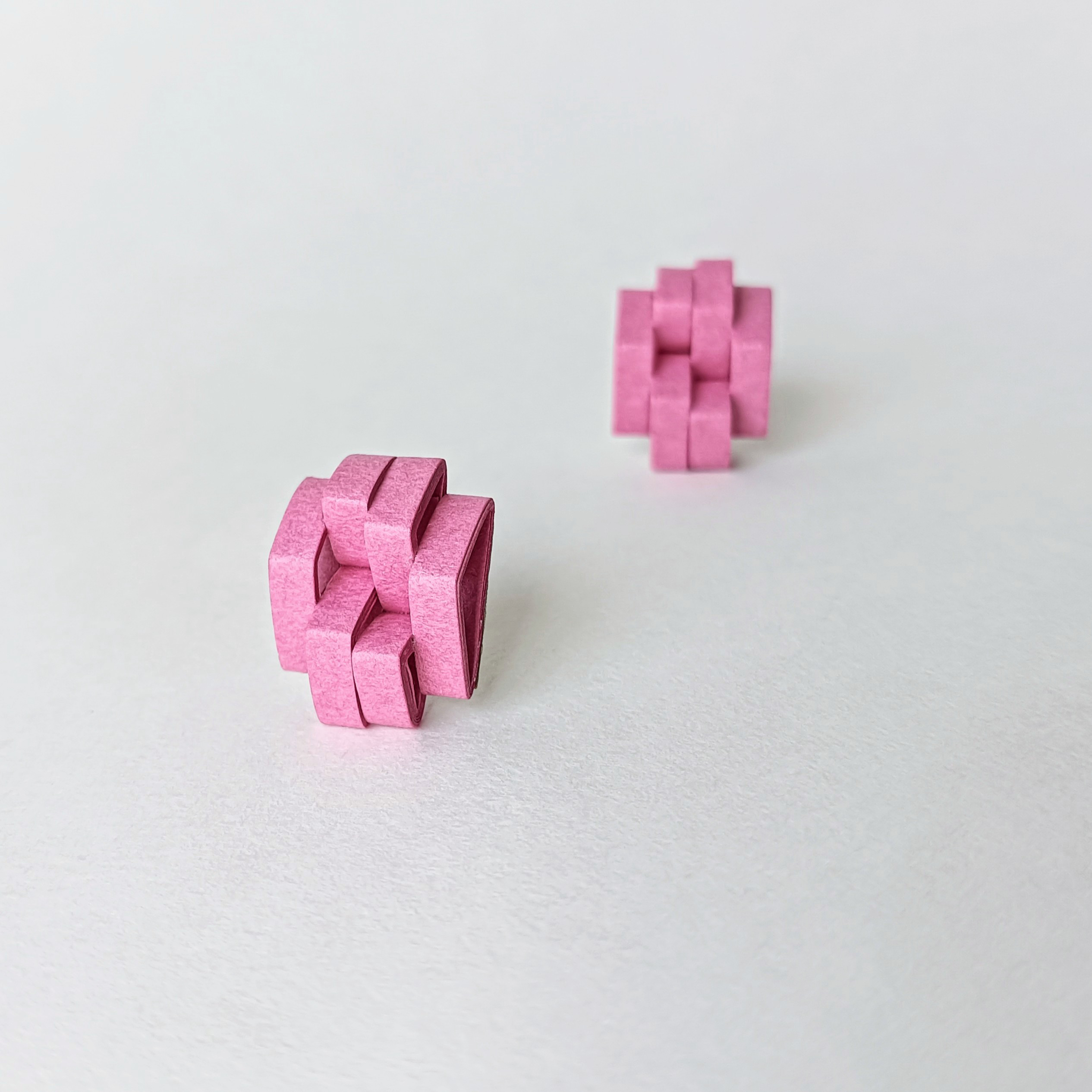 春夏のピンク　軽い紙アートピアス(イヤリング)　美術館のような大人のアクセサリー　母の日や誕生日プレゼント