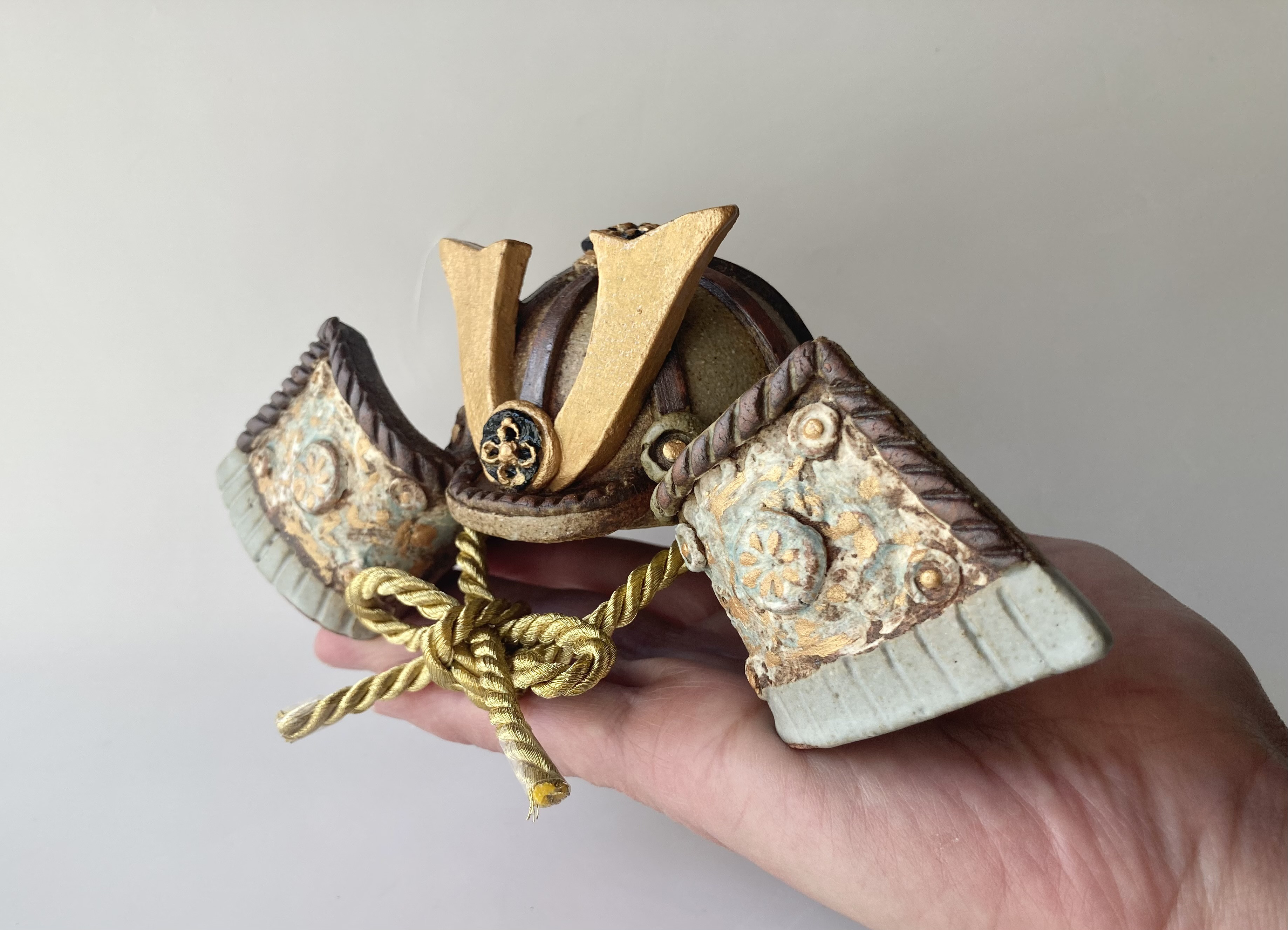 季節の飾り物「兜」金