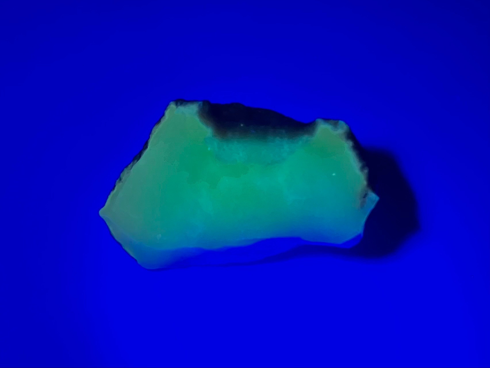 メキシコ産　蛍光 ホワイトコモンオパール 原石 ⑤