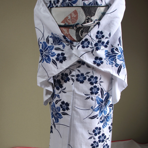 灰青色の地に、一面に染められた楓が清々しく上品な藍染めの浴衣です 紺の地にろうけつ染めの四季の花々が華やかに上品な藍染めの浴衣