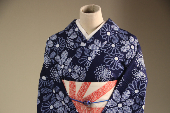 ◇現代 有松鳴海絞　浴衣◇【濃紺】計算された小菊の配置が美しい　モアトール袖長め裄72ｃｍ　木綿浴衣　 2枚目の画像